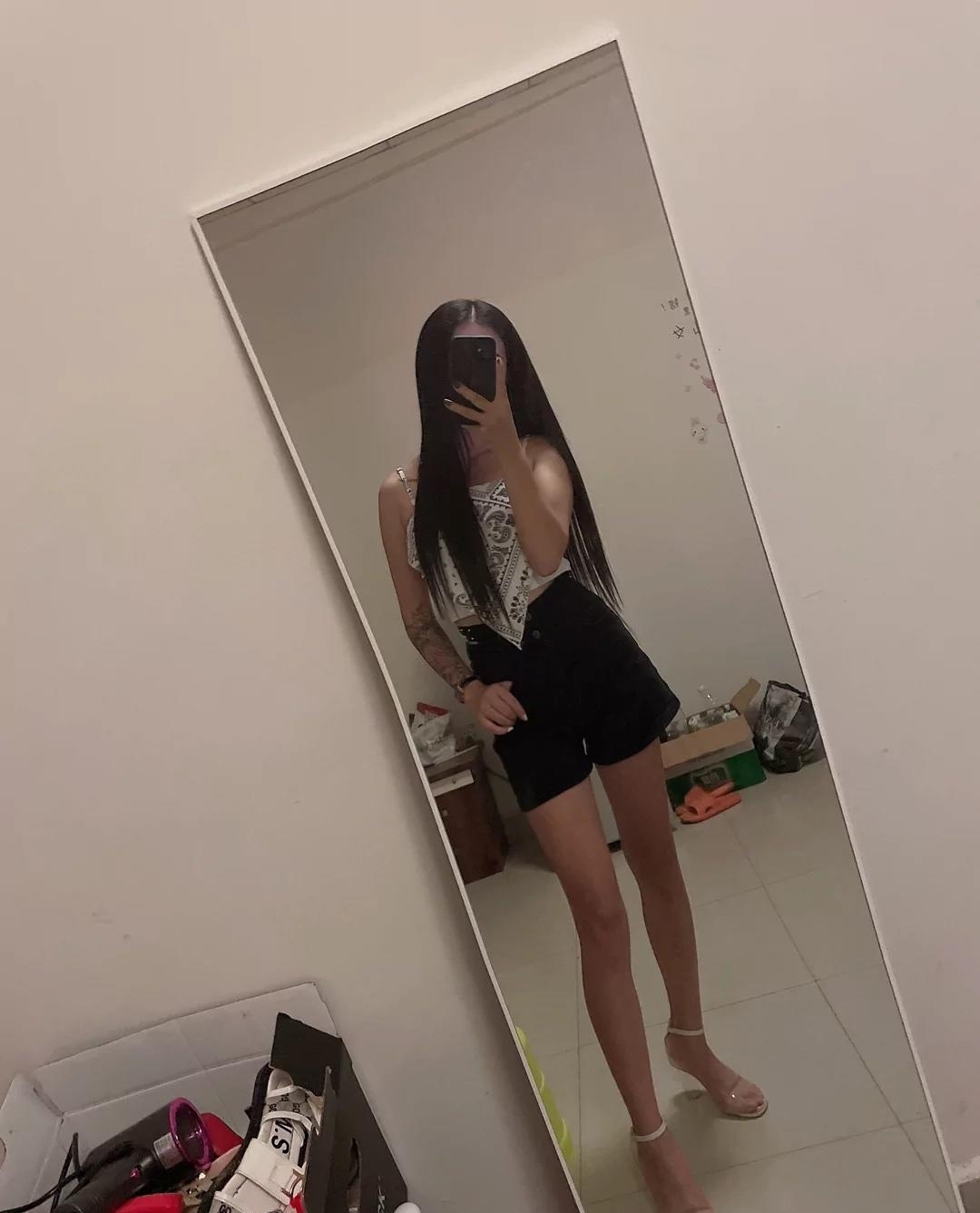 平常健身的大长腿美女